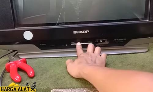 2. Reset TV Sharp Tanpa Remote